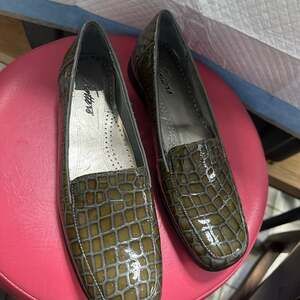 Trotters Women's Olive Green Croc Embossed Patent Leather Loafers Flats